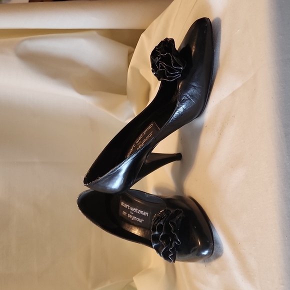 Leather heels with flower embellishments. - Picture 3 of 5